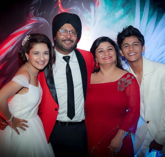 Avneet Kaur with Mother, Father and Brother