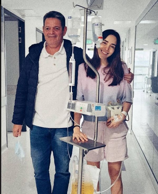 alejandra villafañe with her father in hospital
